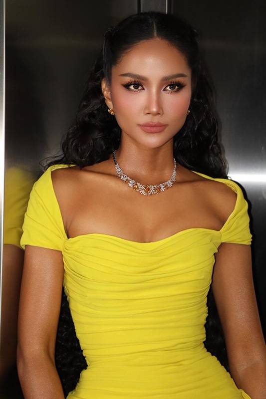 H’hen Niê đổi đời nhờ vương miện, bạn trai không phải đại gia H’hen Niê đổi đời nhờ vương miện, bạn trai không phải đại gia