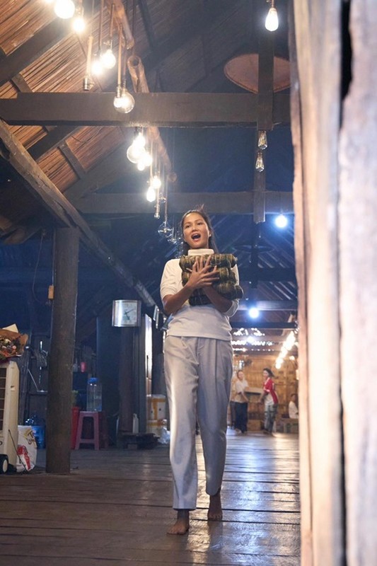 H’hen Niê đổi đời nhờ vương miện, bạn trai không phải đại gia H’hen Niê đổi đời nhờ vương miện, bạn trai không phải đại gia