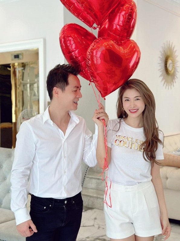 Đăng Khôi tặng quà Valentine sớm cho vợ