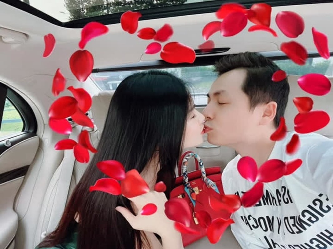 Đăng Khôi tặng quà Valentine sớm cho vợ