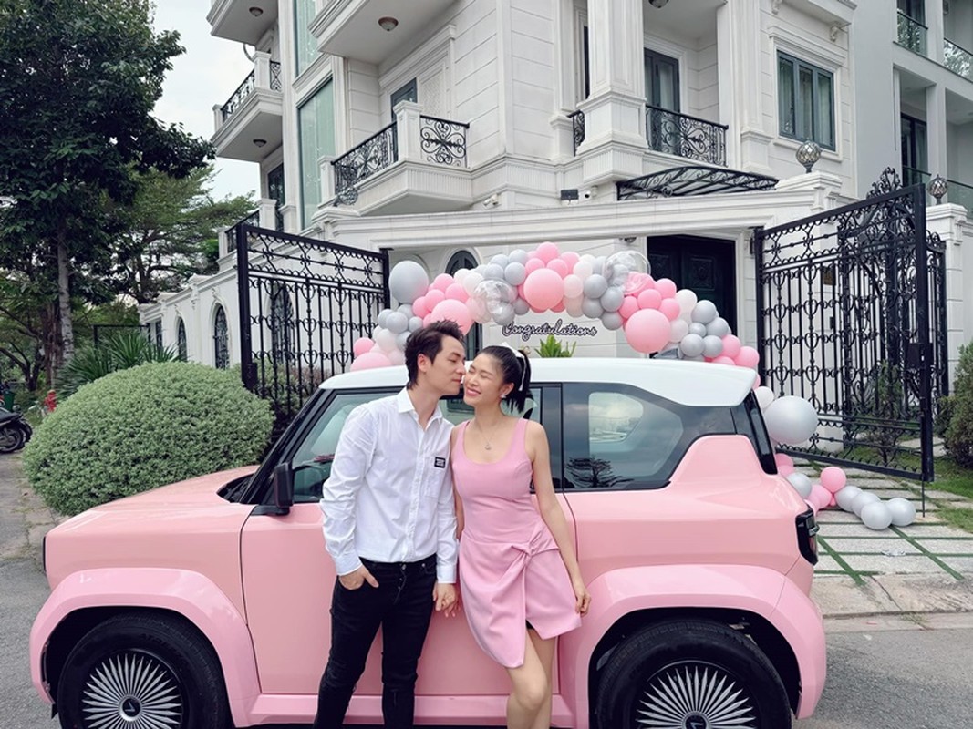 Đăng Khôi tặng quà Valentine sớm cho vợ