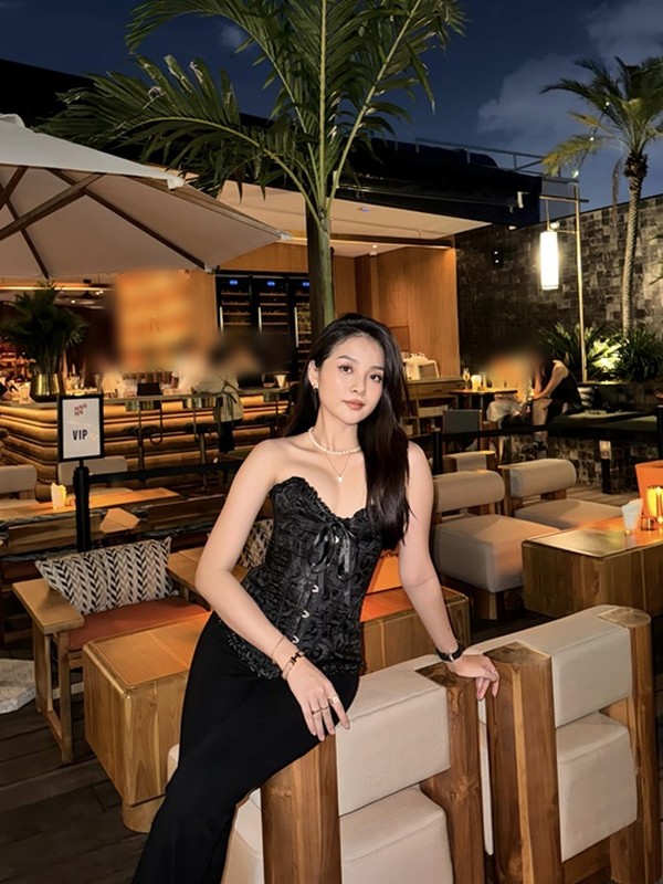 Sắc vóc mỹ nhân từng được xem là bản sao Angela Phương Trinh Sắc vóc mỹ nhân từng được xem là bản sao Angela Phương Trinh