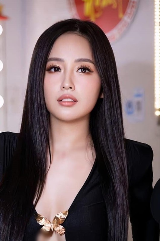 Mai Phương Thúy khoe eo nhỏ xíu trên sân tập