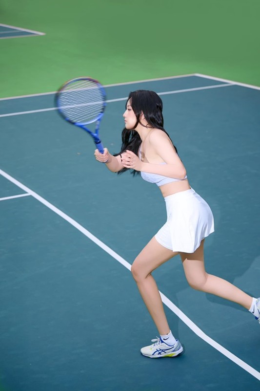 Mai Phương Thúy khoe eo nhỏ xíu trên sân tập