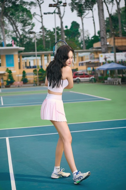 Mai Phương Thúy khoe eo nhỏ xíu trên sân tập