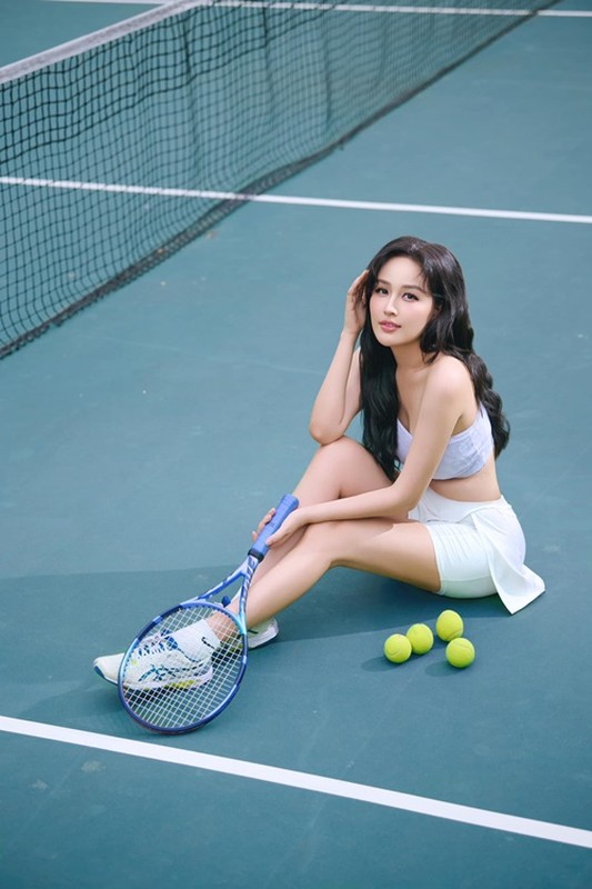 Mai Phương Thúy khoe eo nhỏ xíu trên sân tập