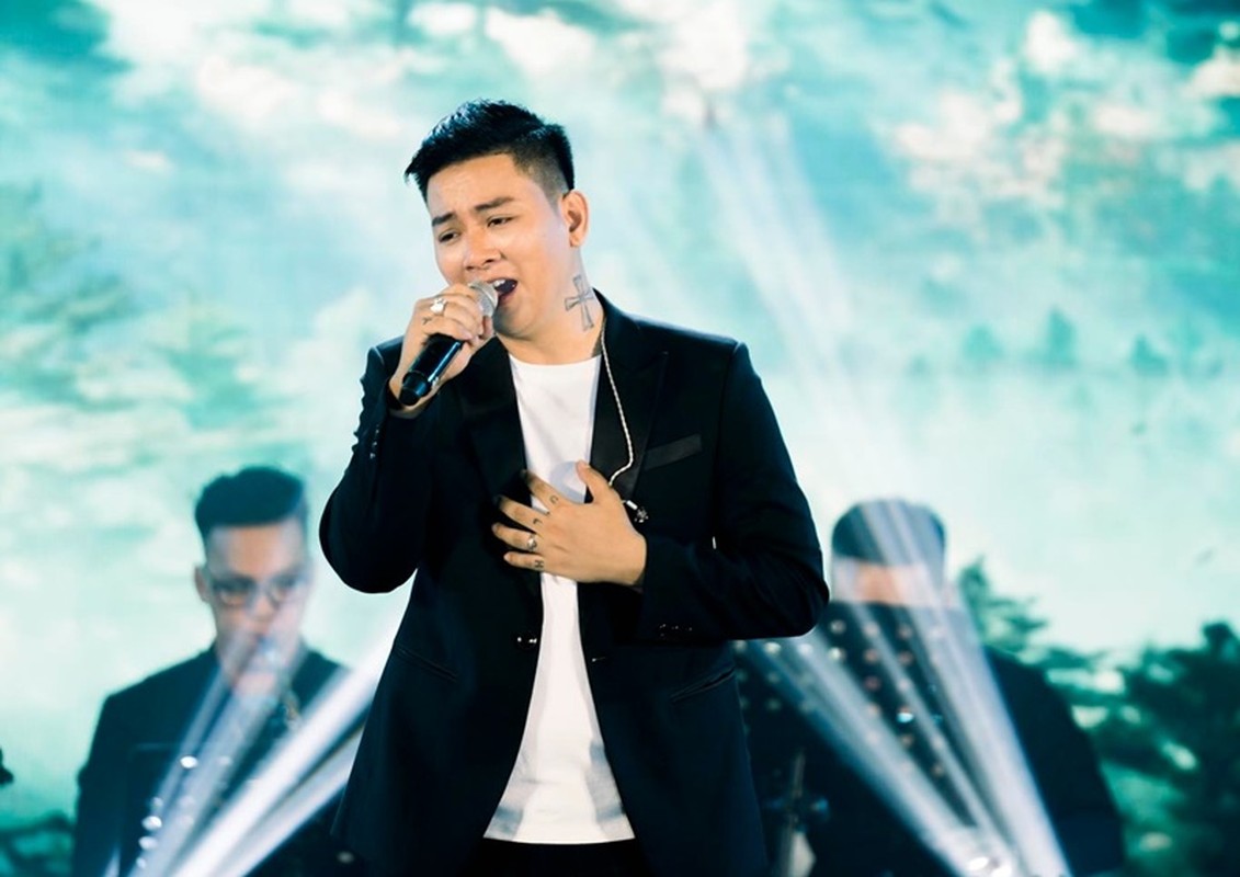 Đường tình ồn ào của Hoài Lâm sau khi vào showbiz Đường tình ồn ào của Hoài Lâm sau khi vào showbiz