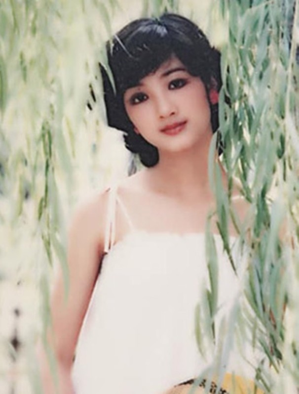 Giáng My đẹp như búp bê, mở nhiều bữa tiệc trong biệt thự Giáng My đẹp như búp bê, mở nhiều bữa tiệc trong biệt thự