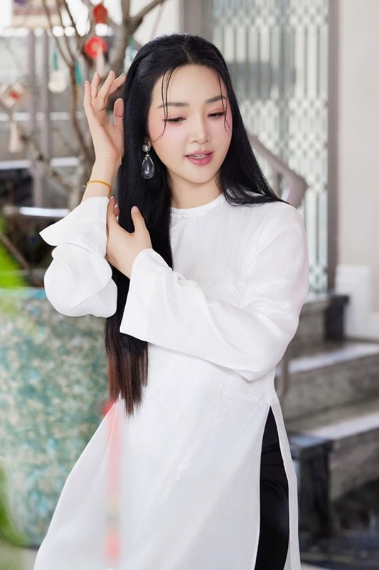 Giáng My đẹp như búp bê, mở nhiều bữa tiệc trong biệt thự Giáng My đẹp như búp bê, mở nhiều bữa tiệc trong biệt thự