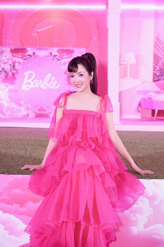 Giáng My đẹp như búp bê, mở nhiều bữa tiệc trong biệt thự Giáng My đẹp như búp bê, mở nhiều bữa tiệc trong biệt thự