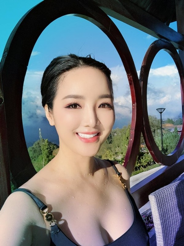 Giáng My đẹp như búp bê, mở nhiều bữa tiệc trong biệt thự Giáng My đẹp như búp bê, mở nhiều bữa tiệc trong biệt thự