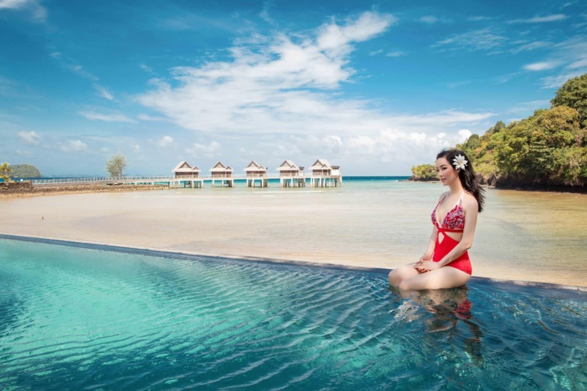 Giáng My đẹp như búp bê, mở nhiều bữa tiệc trong biệt thự Giáng My đẹp như búp bê, mở nhiều bữa tiệc trong biệt thự