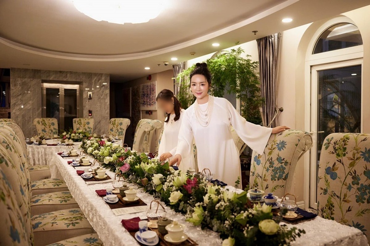 Giáng My đẹp như búp bê, mở nhiều bữa tiệc trong biệt thự Giáng My đẹp như búp bê, mở nhiều bữa tiệc trong biệt thự