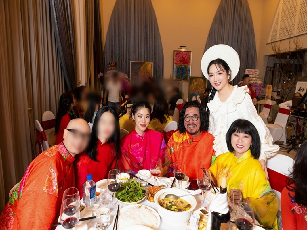 Giáng My đẹp như búp bê, mở nhiều bữa tiệc trong biệt thự Giáng My đẹp như búp bê, mở nhiều bữa tiệc trong biệt thự