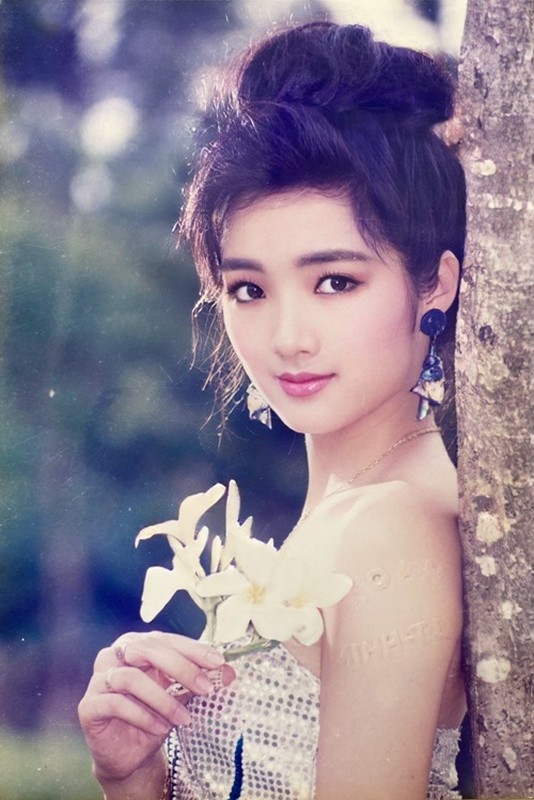 Giáng My đẹp như búp bê, mở nhiều bữa tiệc trong biệt thự Giáng My đẹp như búp bê, mở nhiều bữa tiệc trong biệt thự
