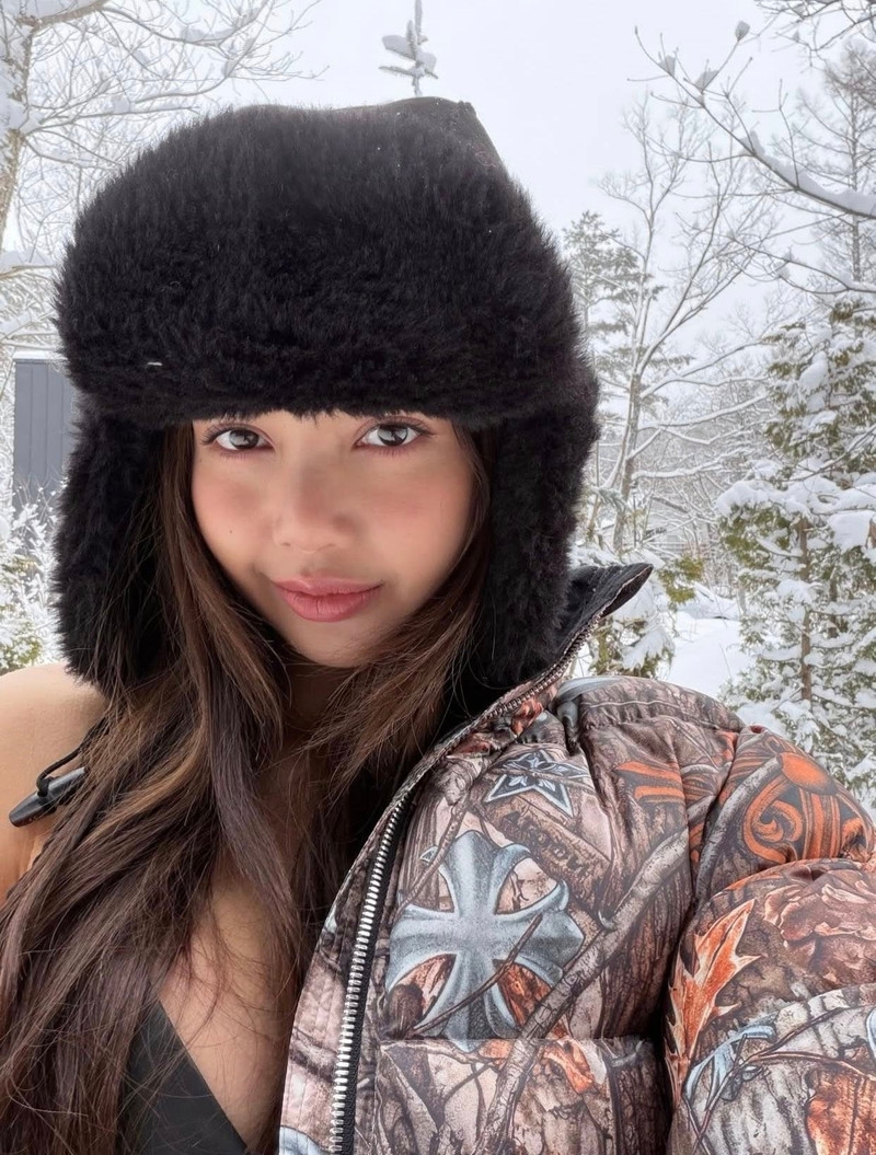 Lisa (BLACKPINK) gây bão với loạt ảnh bikini giữa tuyết trắng