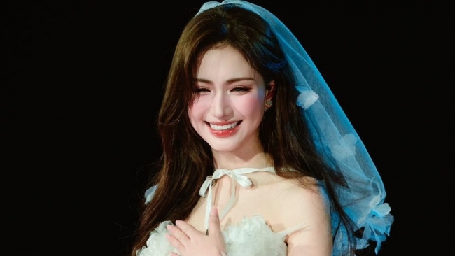 Hòa Minzy góp 400 triệu đồng xây cầu cho người dân Điện Biên