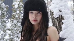 Lisa (BLACKPINK) gây bão với loạt ảnh bikini giữa tuyết trắng