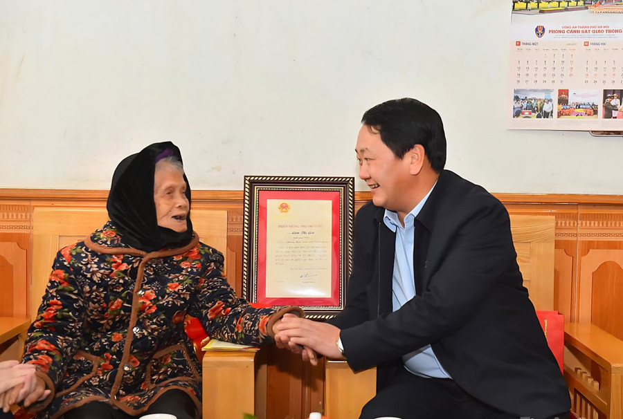 Bí thư Tỉnh uỷ Tuyên Quang thăm, chúc Tết các Mẹ Việt Nam Anh hùng