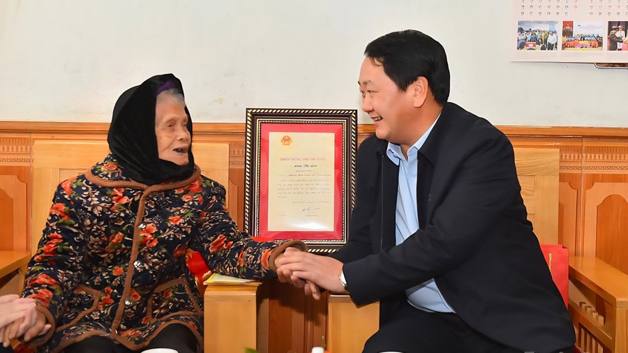 Bí thư Tỉnh uỷ Tuyên Quang thăm, chúc Tết các Mẹ Việt Nam Anh hùng