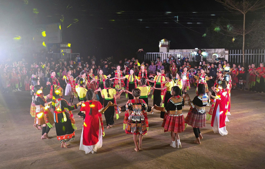 Công đoàn Giáo dục Việt Nam mang xuân ấm đến với thầy trò vùng cao Trạm Tấu