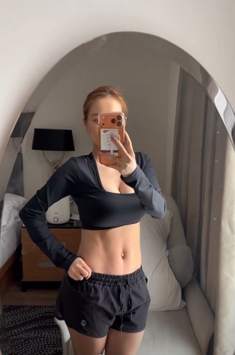 Nhã Phương gây sốt với màn về dáng thần tốc sau sinh