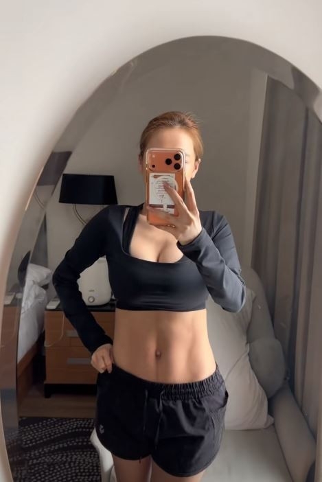 Nhã Phương gây sốt với màn về dáng thần tốc sau sinh