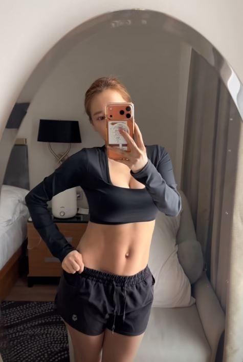 Nhã Phương gây sốt với màn về dáng thần tốc sau sinh