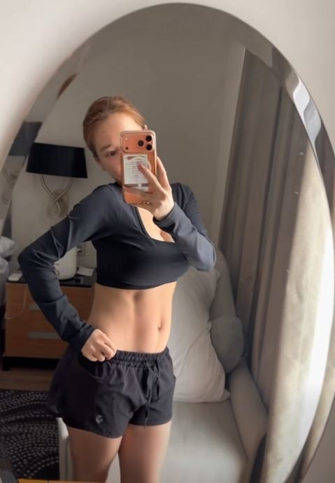 Nhã Phương gây sốt với màn về dáng thần tốc sau sinh