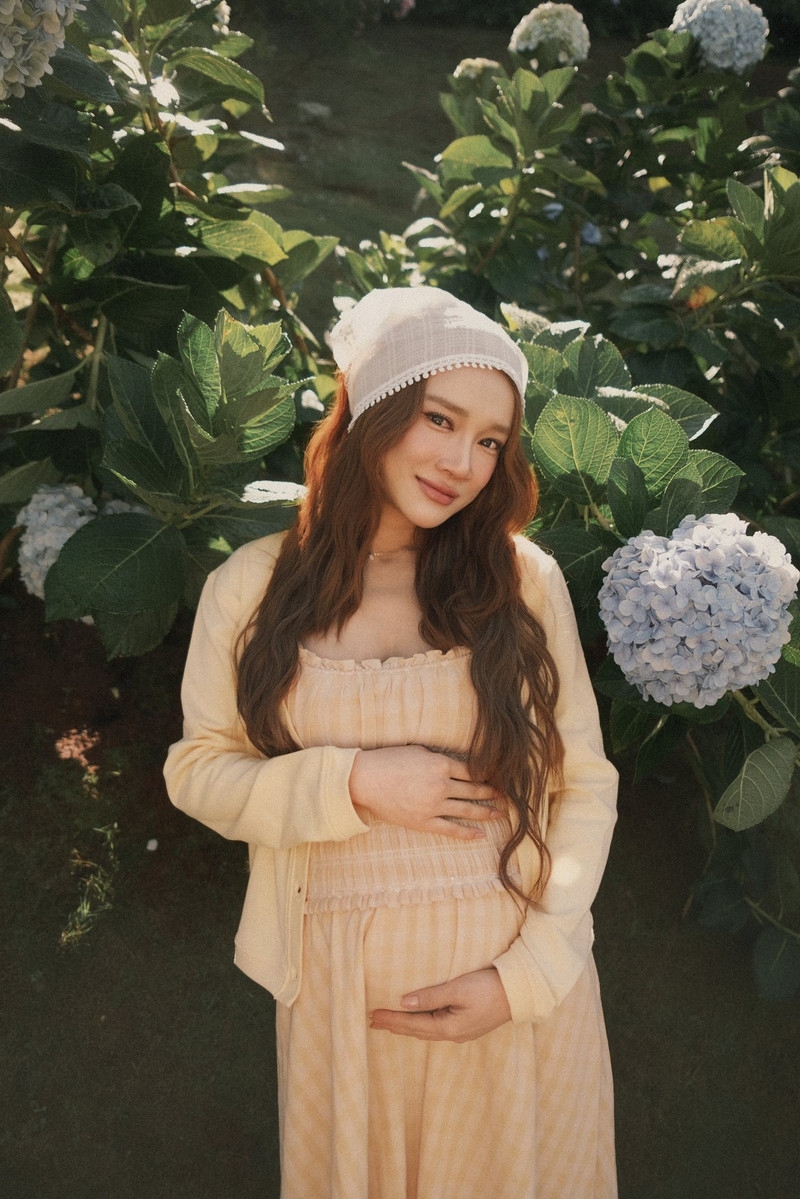 Nhã Phương gây sốt với màn về dáng thần tốc sau sinh