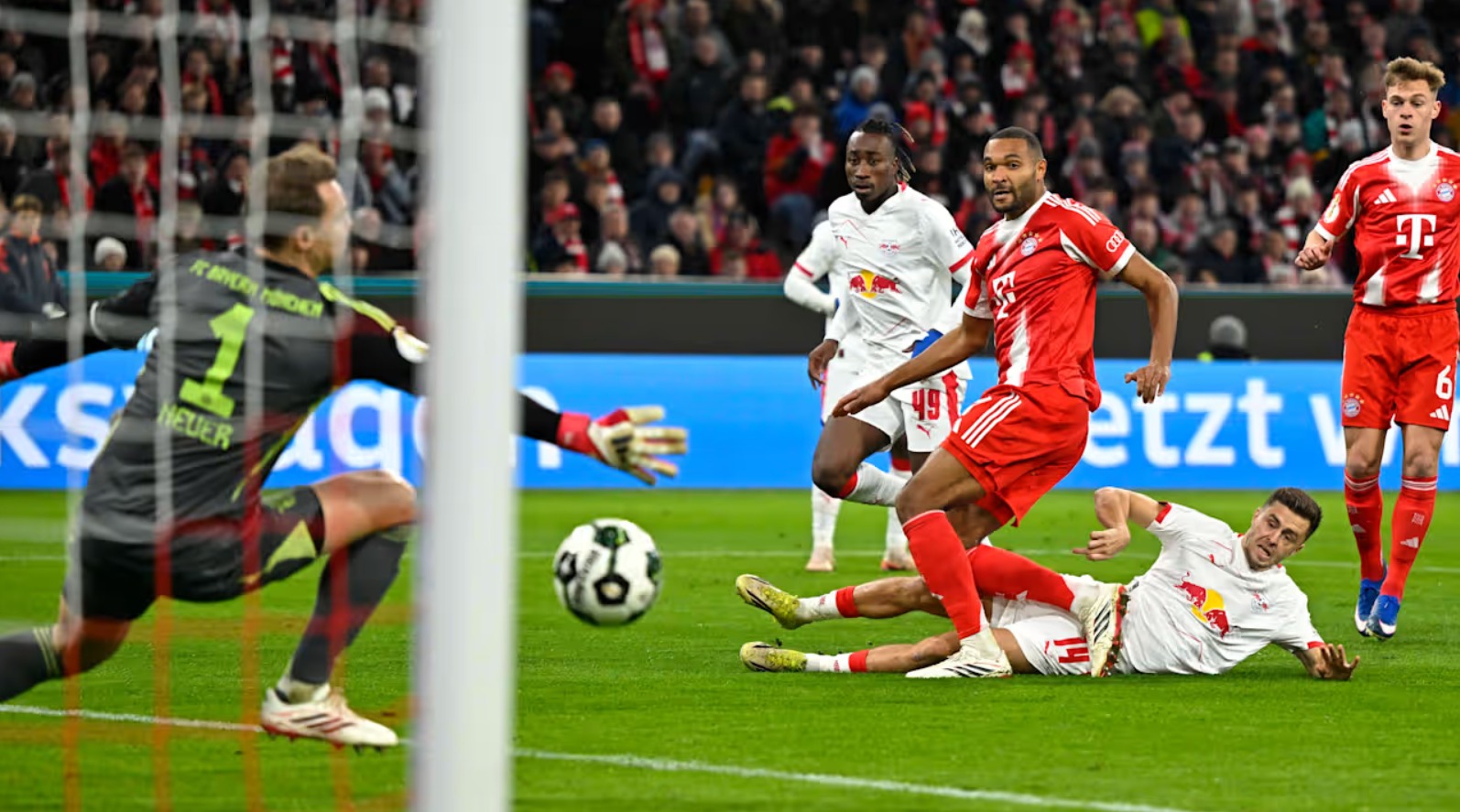 Harry Kane lập công từ chấm phạt đền, Bayern vào bán kết Cup Quốc gia sau 6 năm