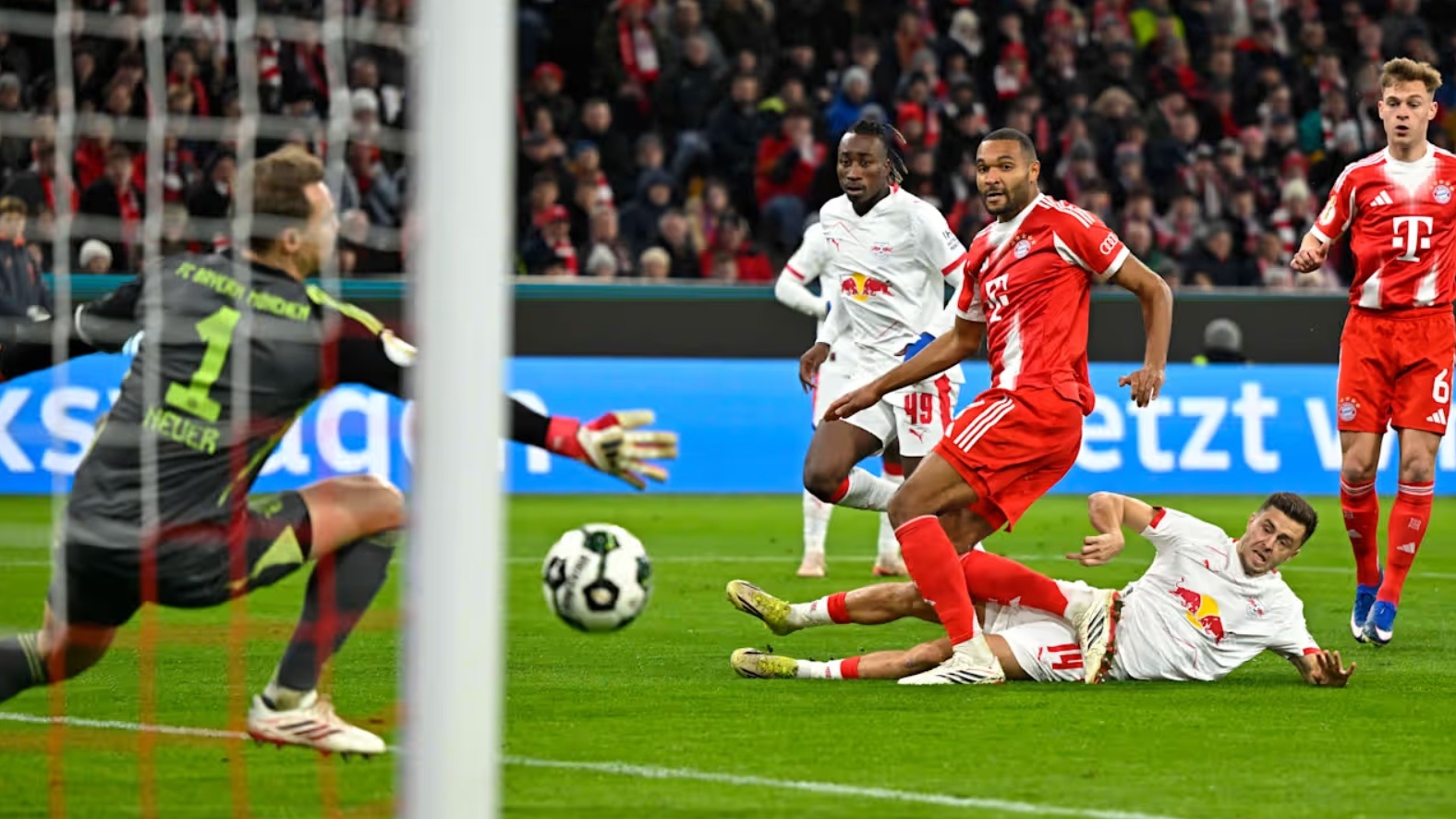 Harry Kane lập công từ chấm phạt đền, Bayern vào bán kết Cup Quốc gia sau 6 năm