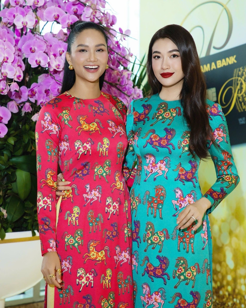 H'Hen Niê cùng dàn hậu đình đám diện áo dài chào Xuân tuyệt đẹp
