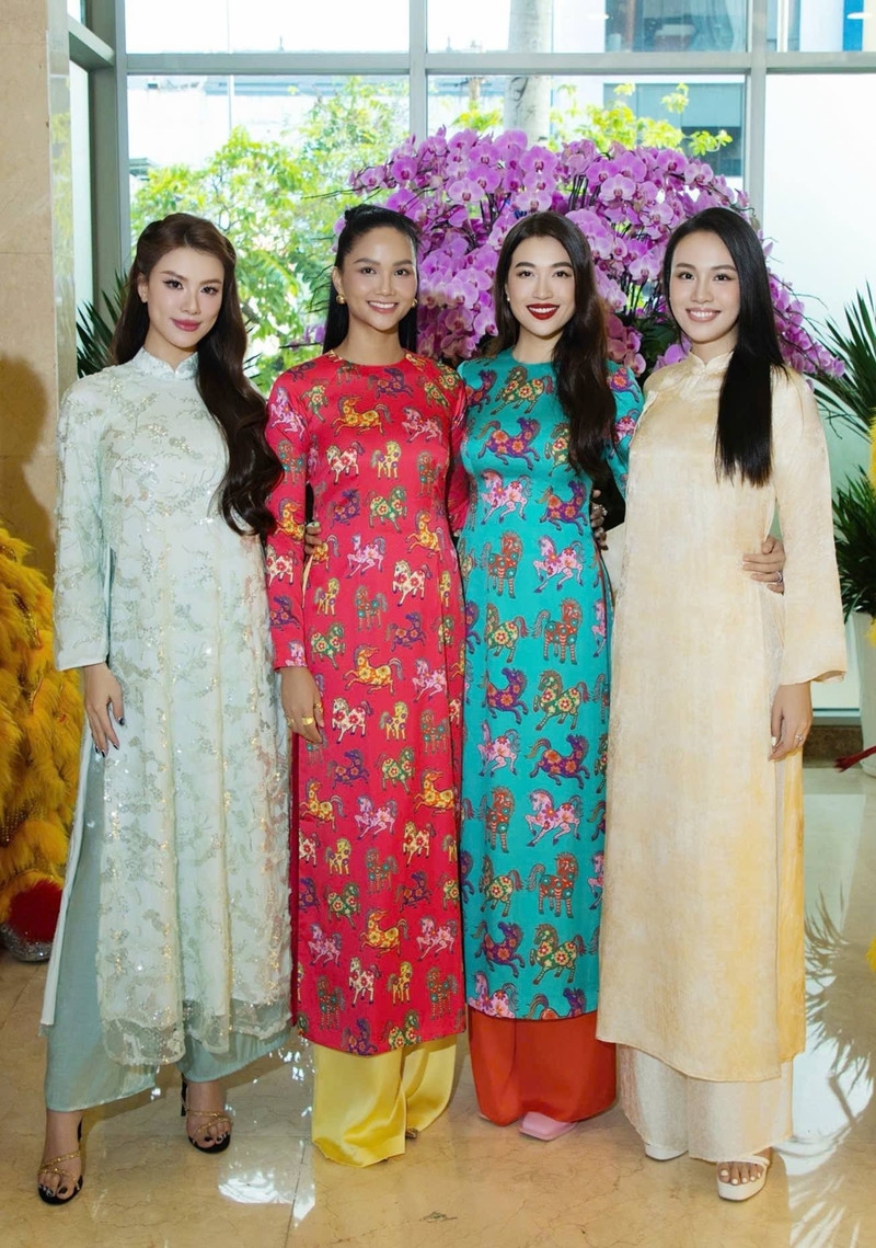 H'Hen Niê cùng dàn hậu đình đám diện áo dài chào Xuân tuyệt đẹp