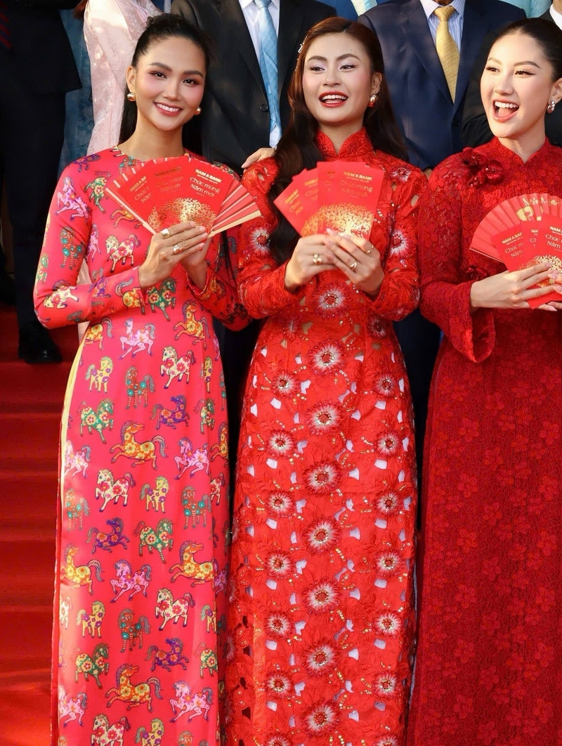 H'Hen Niê cùng dàn hậu đình đám diện áo dài chào Xuân tuyệt đẹp