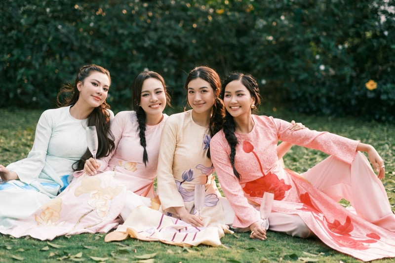 H'Hen Niê cùng dàn hậu đình đám diện áo dài chào Xuân tuyệt đẹp