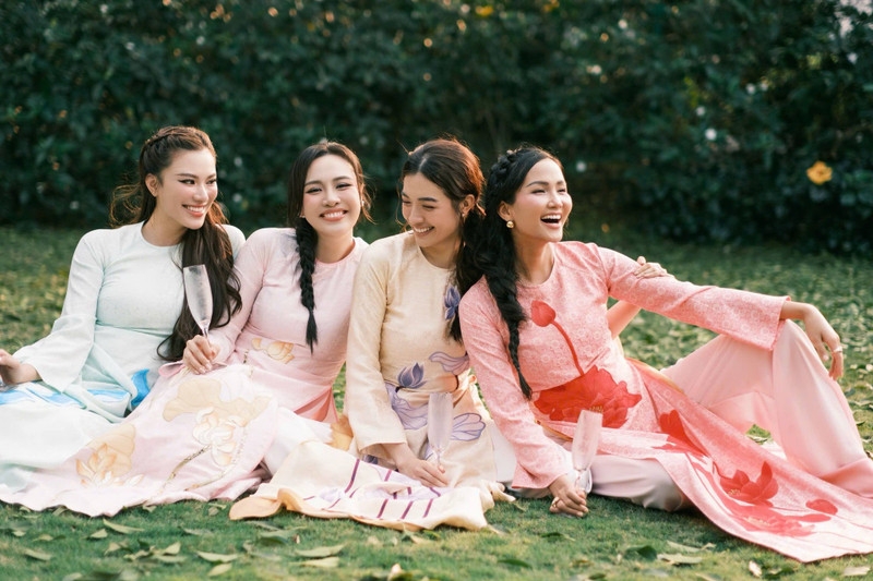 H'Hen Niê cùng dàn hậu đình đám diện áo dài chào Xuân tuyệt đẹp