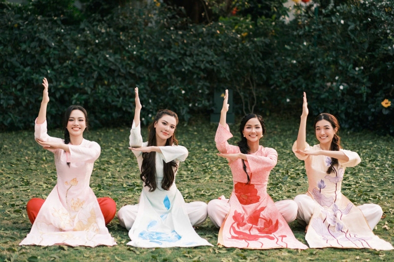 H'Hen Niê cùng dàn hậu đình đám diện áo dài chào Xuân tuyệt đẹp