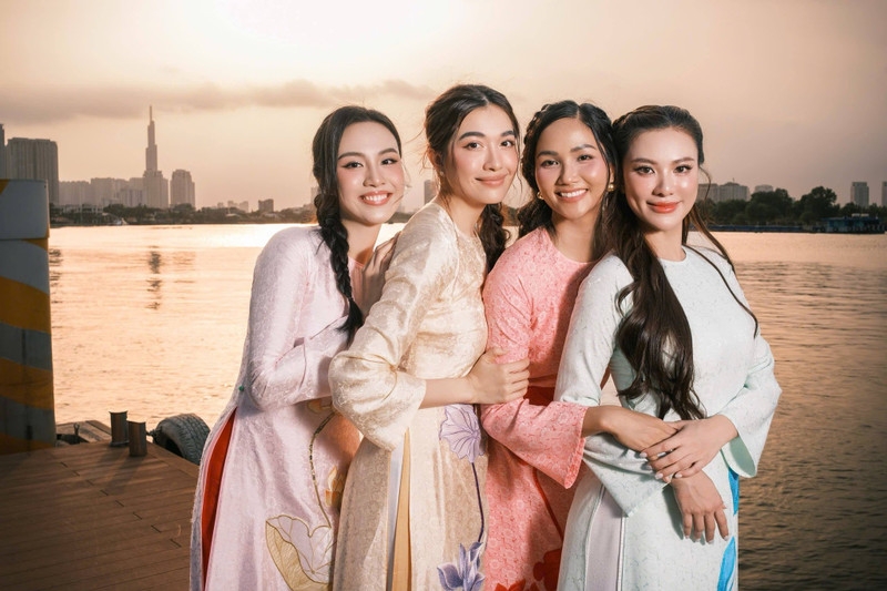 H'Hen Niê cùng dàn hậu đình đám diện áo dài chào Xuân tuyệt đẹp