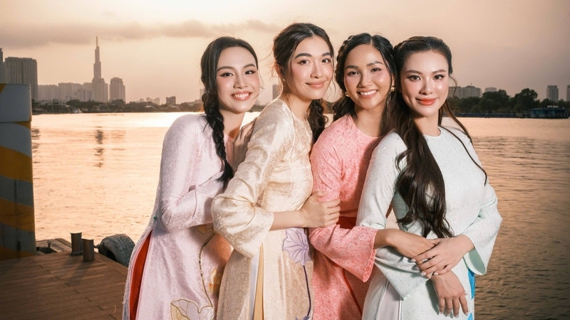 H'Hen Niê cùng dàn hậu đình đám diện áo dài chào Xuân tuyệt đẹp