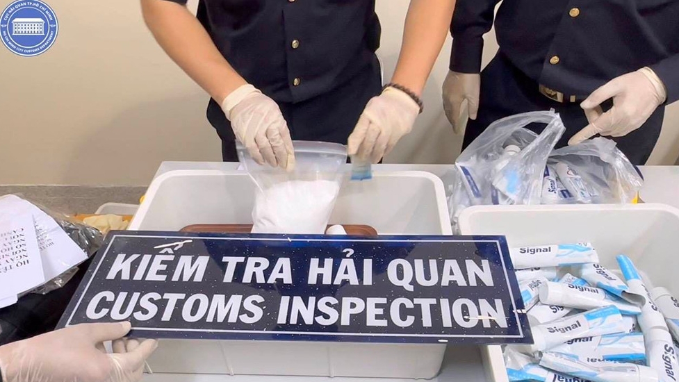 Căn cứ trả tự do 4 tiếp viên Vietnam Airlines xách ma túy