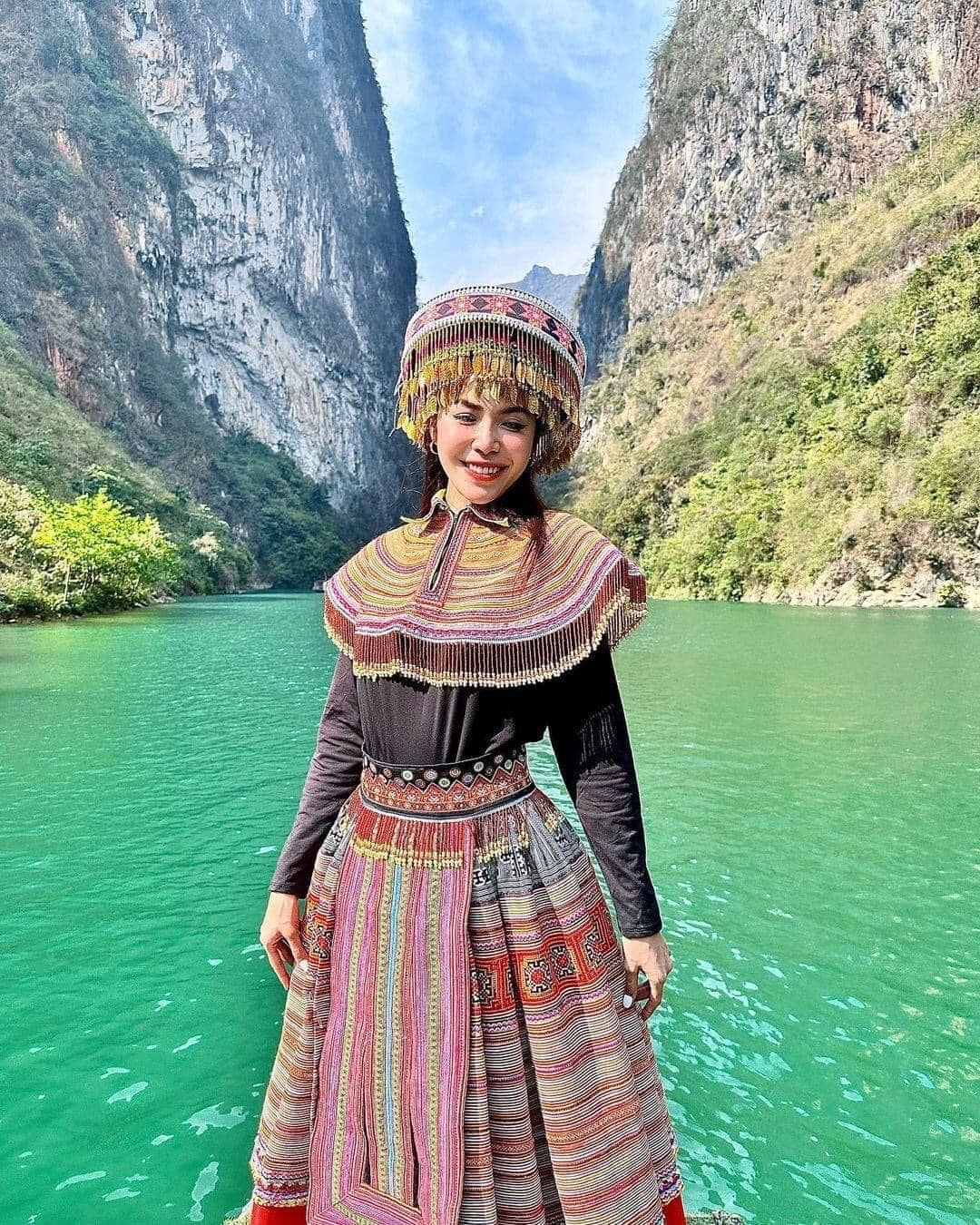 Minh Tú được khen vì không mặc đồ Mông Cổ chụp ảnh ở sông Nho Quế