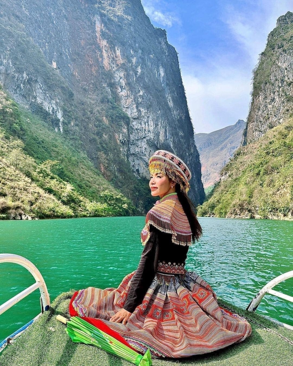 Minh Tú được khen vì không mặc đồ Mông Cổ chụp ảnh ở sông Nho Quế