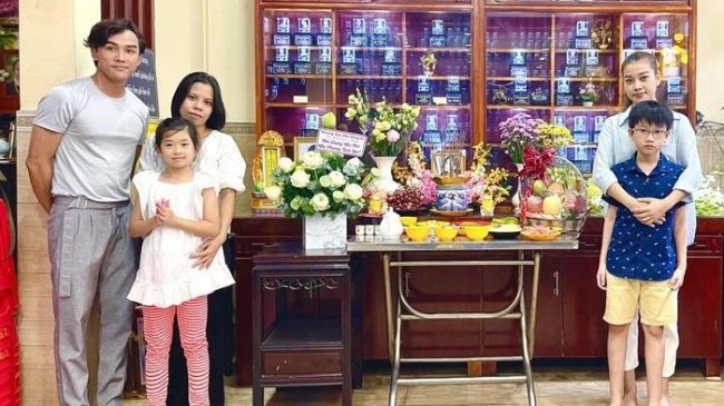 Bạn thân đưa con gái Mai Phương đến chùa cúng giỗ năm 3 cho cố nghệ sĩ