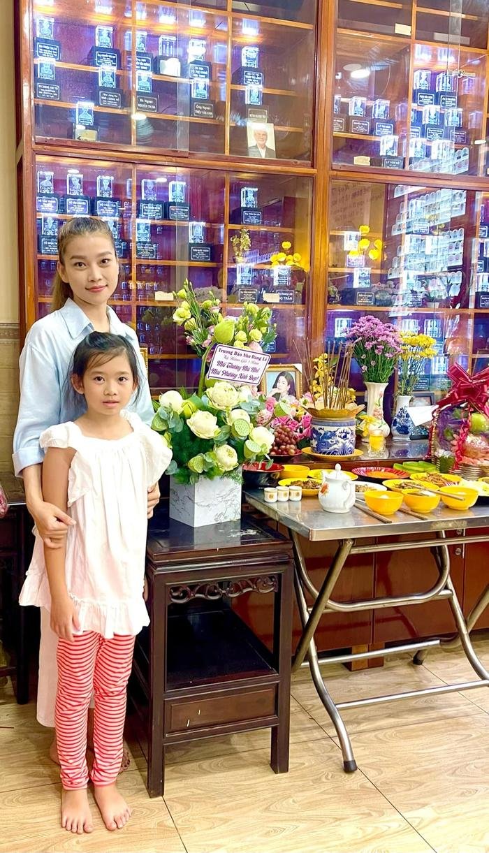 Bạn thân đưa con gái Mai Phương đến chùa cúng giỗ năm 3 cho cố nghệ sĩ