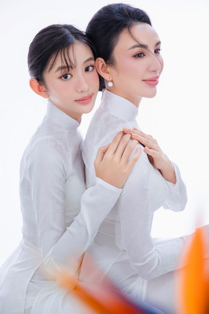 Hoa hậu Ngọc Diễm và con gái diện áo dài trắng, khoe nét tinh khôi