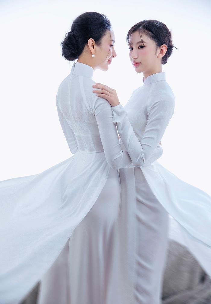Hoa hậu Ngọc Diễm và con gái diện áo dài trắng, khoe nét tinh khôi