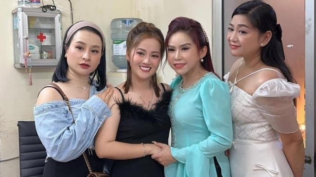 Con gái NSƯT Vũ Linh bật khóc trên sân khấu vì ba
