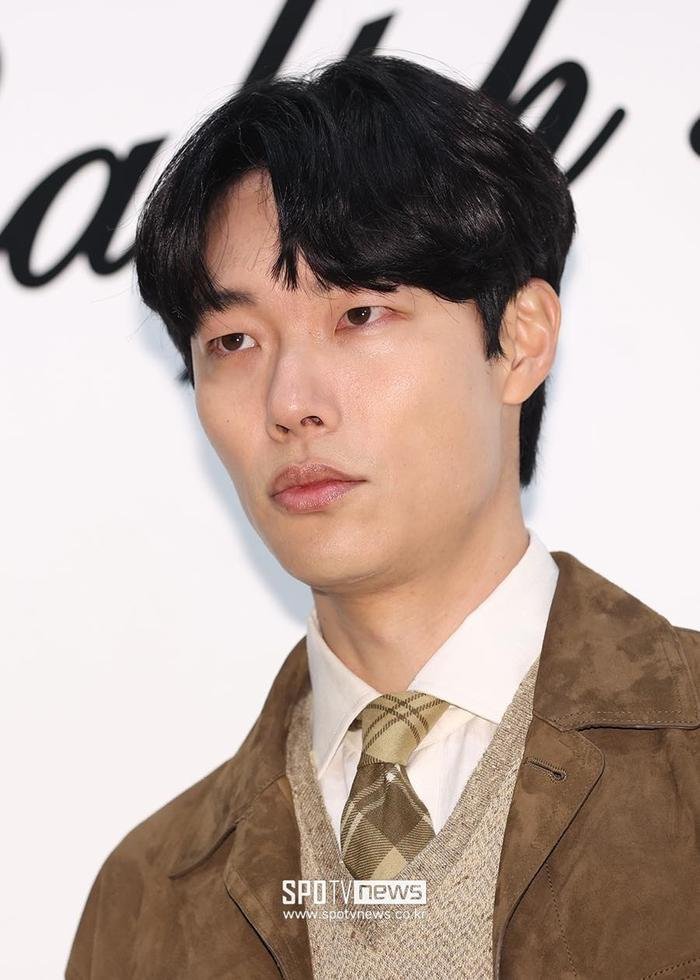 Ryu Jun Yeol mắt đỏ hoe, làm một việc giống hệt Song Joong Ki sau ồn ào tình ái Ryu Jun Yeol mắt đỏ hoe, làm một việc giống hệt Song Joong Ki sau ồn ào tình ái
