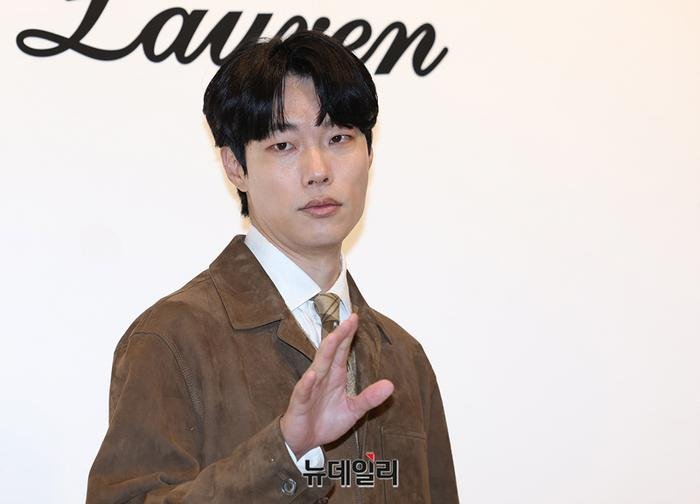 Ryu Jun Yeol mắt đỏ hoe, làm một việc giống hệt Song Joong Ki sau ồn ào tình ái Ryu Jun Yeol mắt đỏ hoe, làm một việc giống hệt Song Joong Ki sau ồn ào tình ái